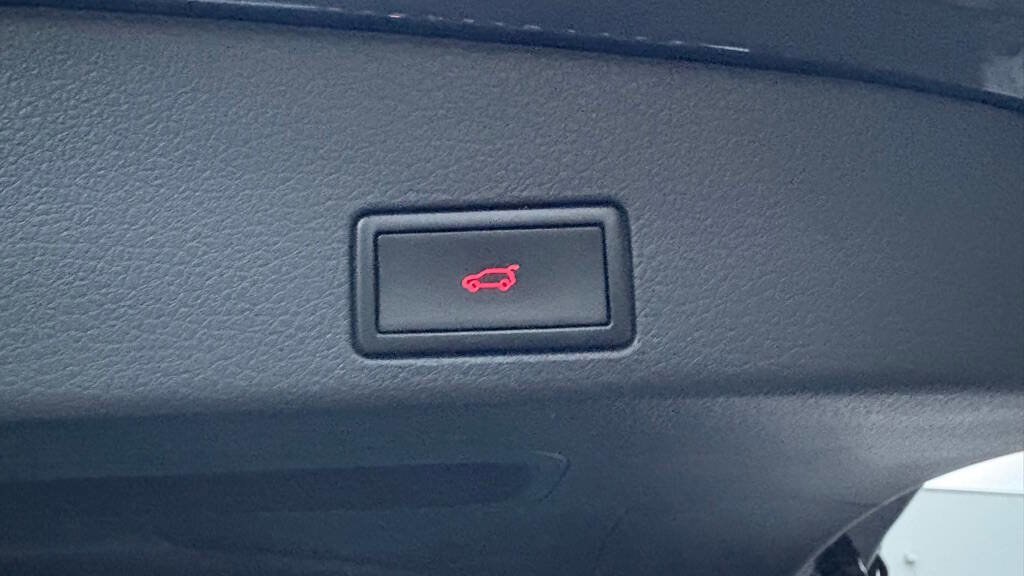 Used 2011 Volkswagen Touareg Sport image 18