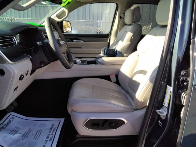 Used 2023 Jeep Wagoneer Series II w/ Premium Group I AWD/4WD image 9