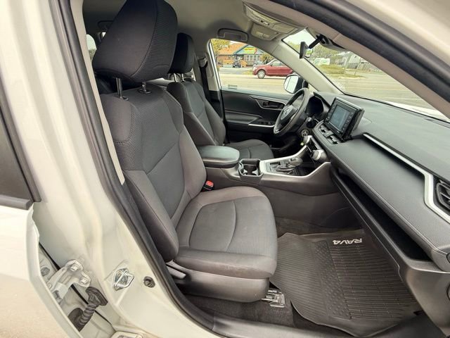 Used 2020 Toyota RAV4 LE image 9