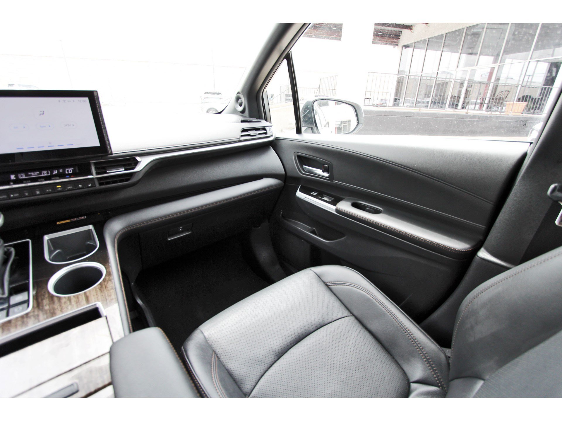 Used 2025 Toyota Sienna Limited AWD/4WD image 12