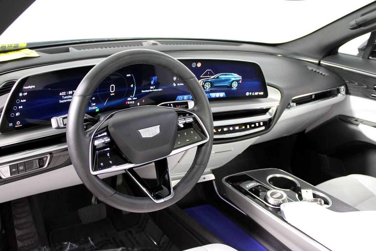 Used 2024 Cadillac Lyriq Luxury AWD/4WD image 7