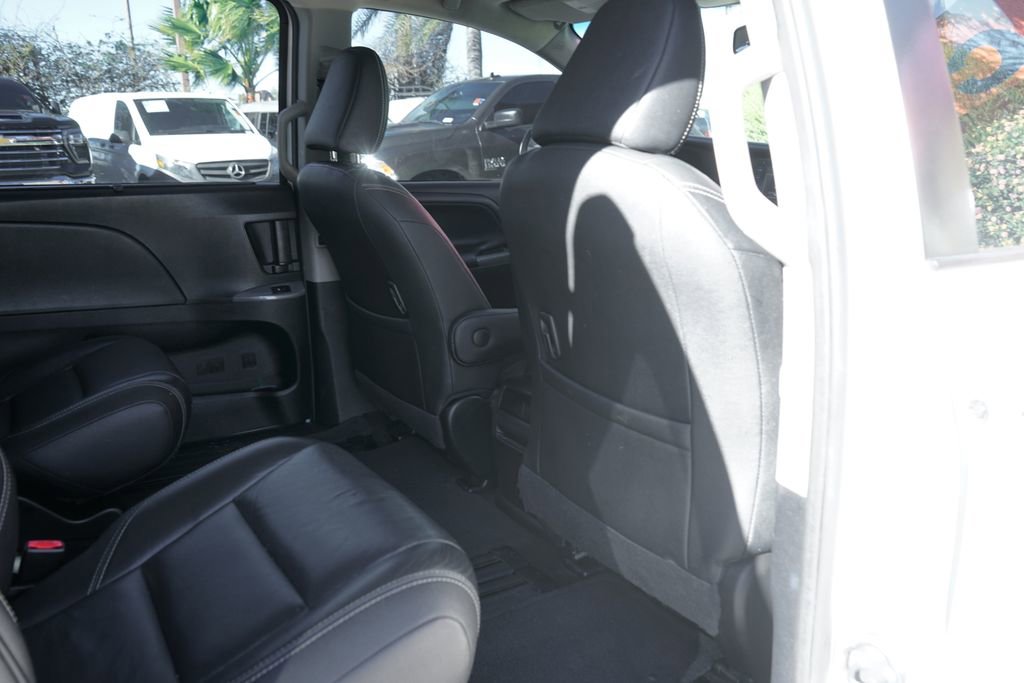 Used 2016 Toyota Sienna SE image 38
