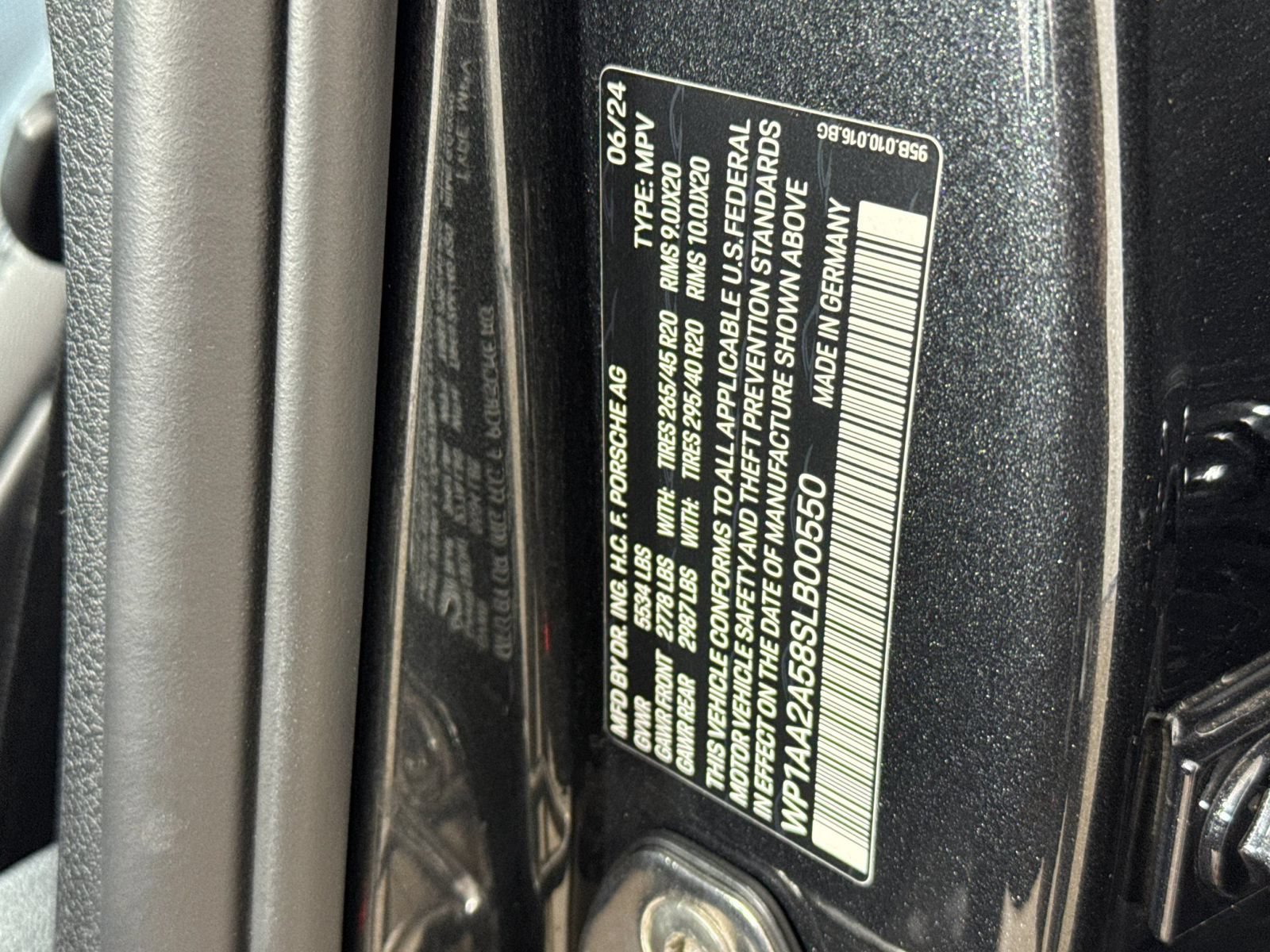 Certified 2025 Porsche Macan w/ Premium Package Plus AWD/4WD image 29