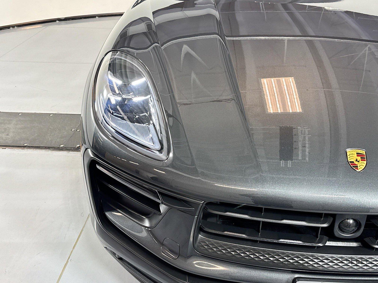 Certified 2025 Porsche Macan AWD/4WD image 28