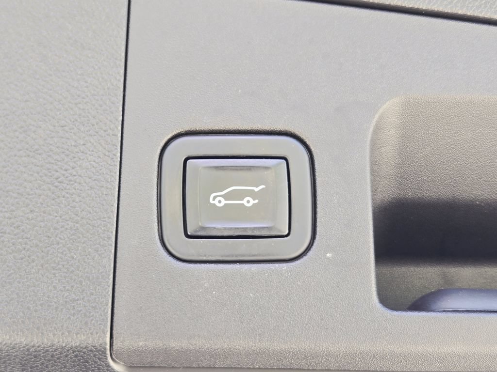 Used 2023 Cadillac XT4 Premium Luxury w/ Technology Package FWD image 19
