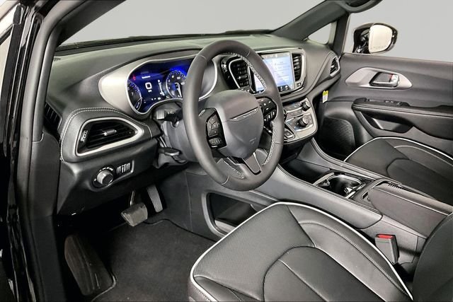 New 2027 Chrysler Pacifica Limited FWD image 8