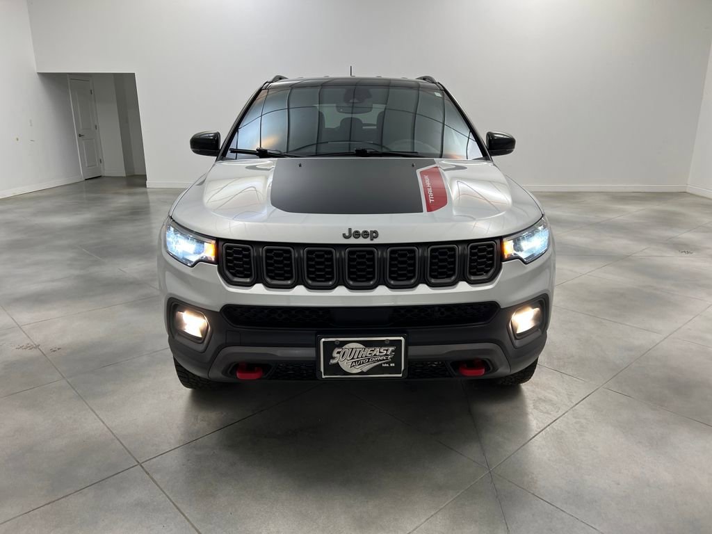 Used 2025 Jeep Compass Trailhawk AWD/4WD image 2