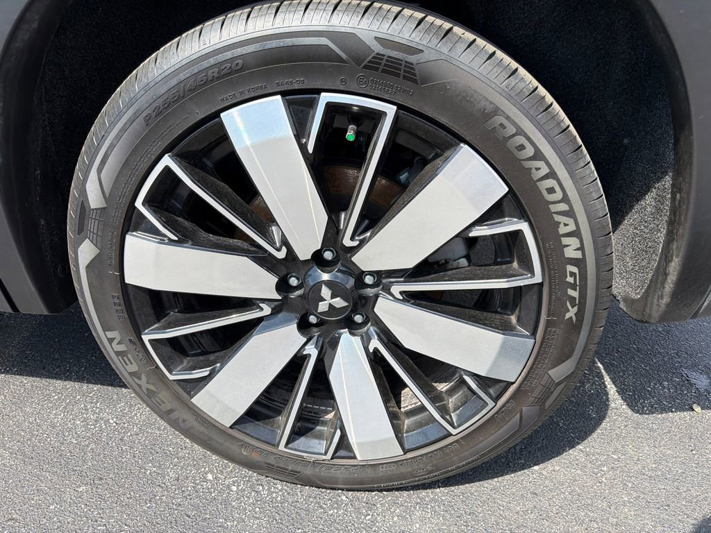Used 2025 Mitsubishi Outlander AWD image 3