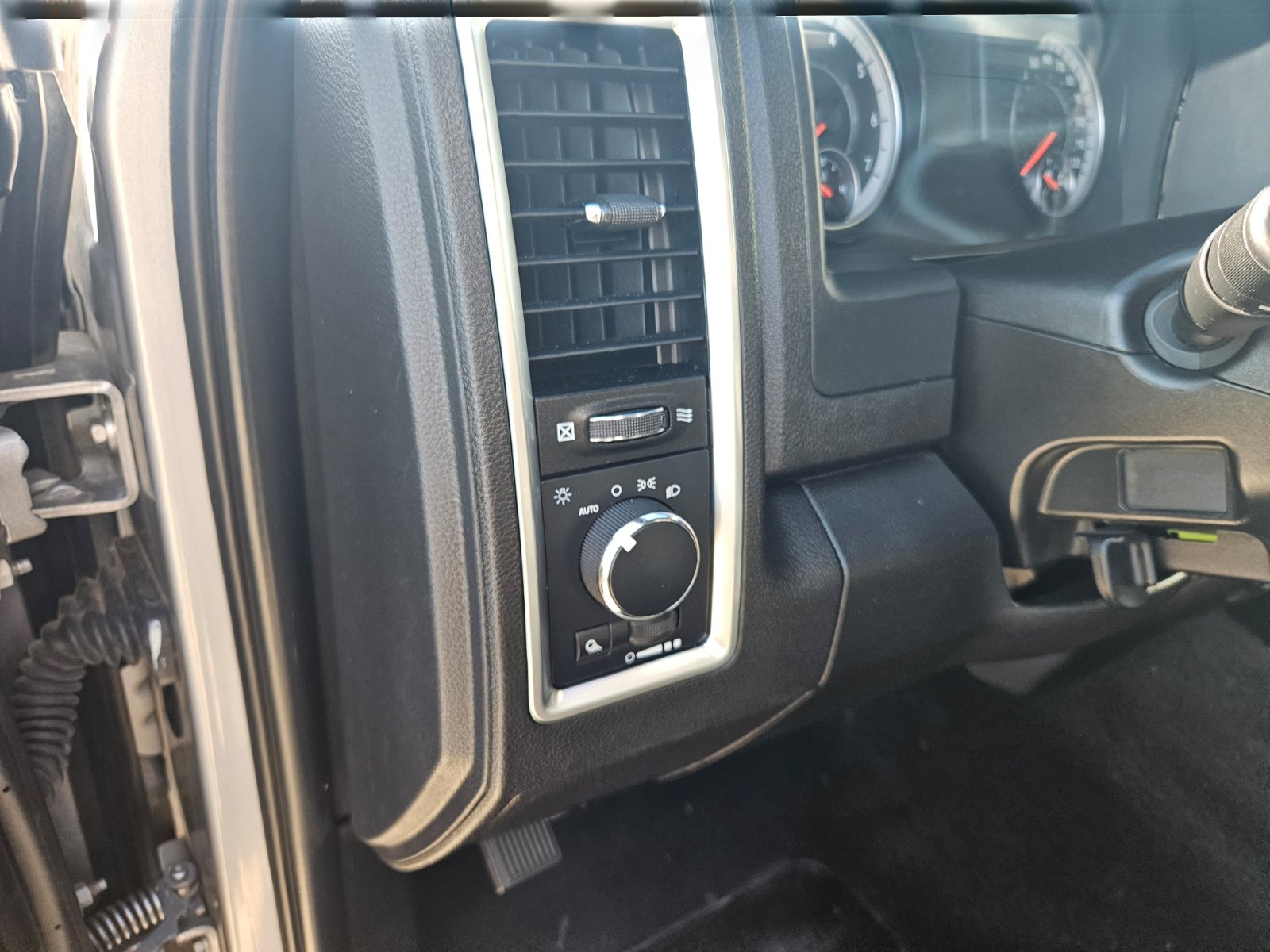 Used 2024 RAM 1500 Warlock AWD/4WD image 15