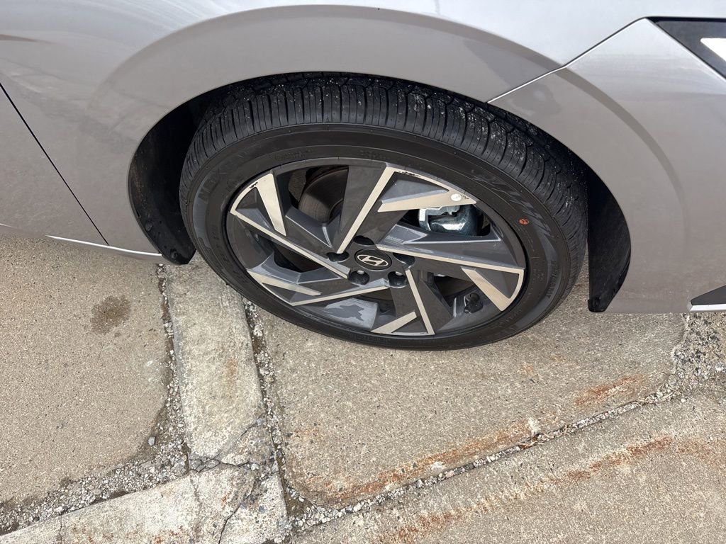 Used 2025 Hyundai Elantra SEL image 32
