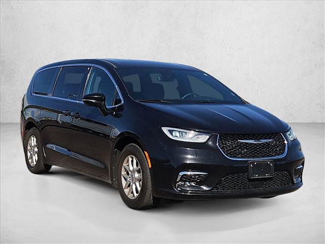 Used 2025 Chrysler Pacifica Select FWD image 3