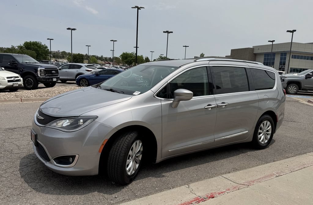 Used 2018 Chrysler Pacifica Touring-L FWD image 4