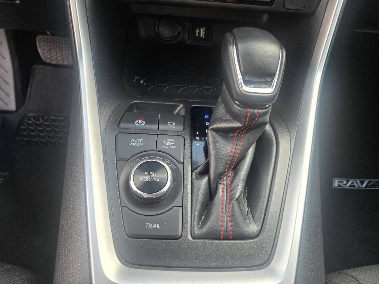 Used 2025 Toyota RAV4 SE AWD/4WD image 18