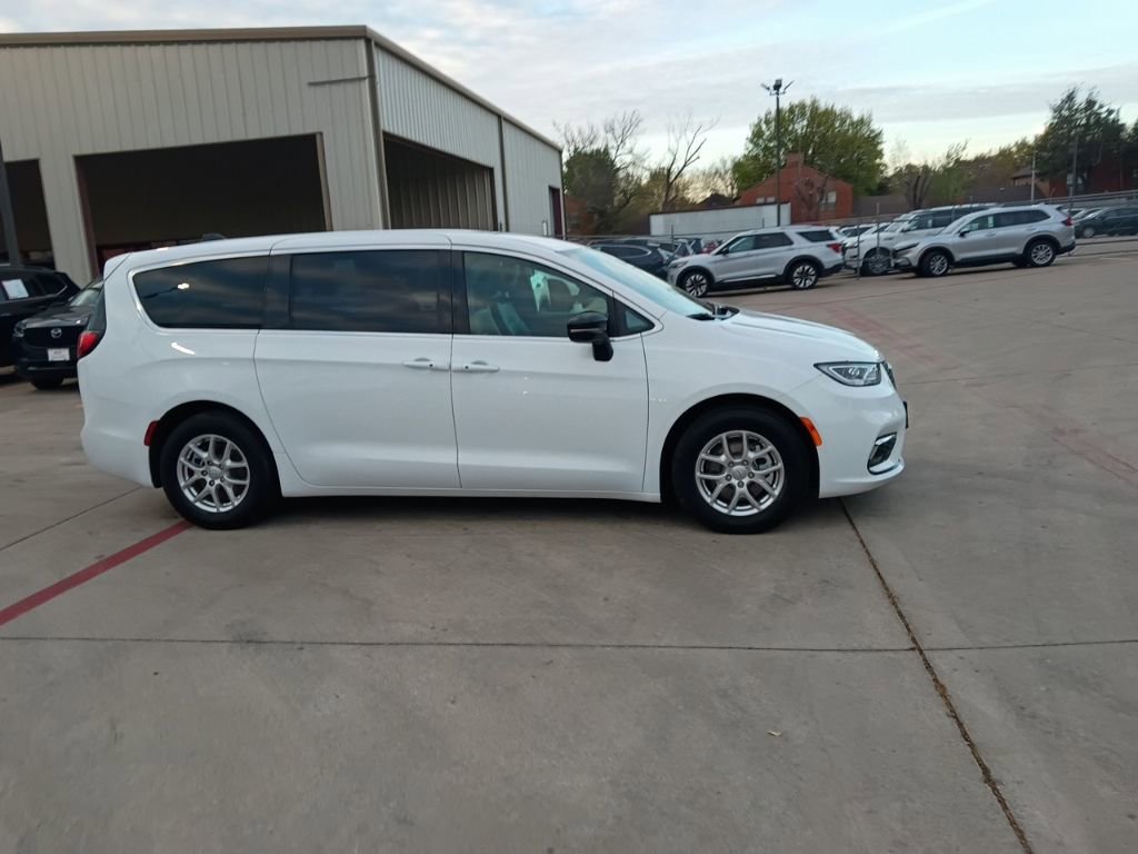 Used 2025 Chrysler Pacifica Select image 7