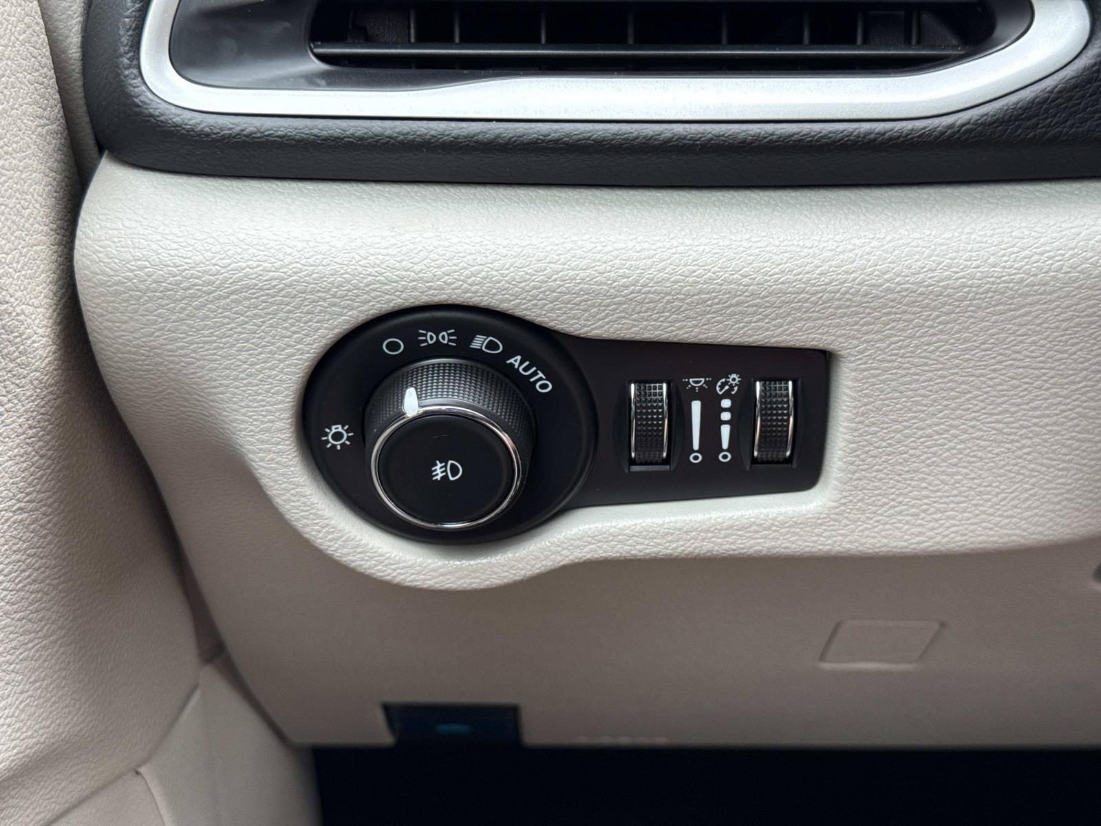 Used 2024 Chrysler Pacifica Touring-L FWD image 19