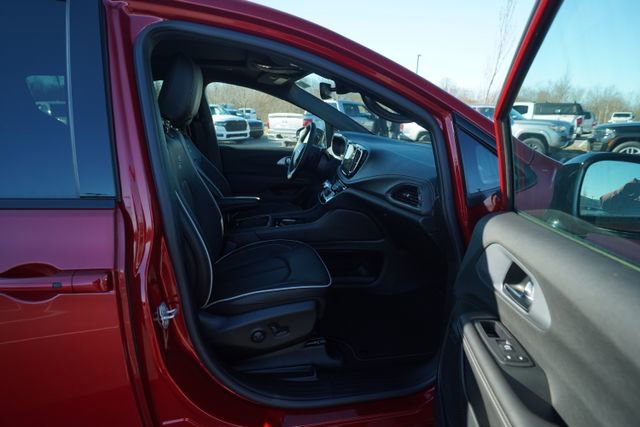 New 2026 Chrysler Pacifica Limited w/ Uconnect Theater Family Group image 19