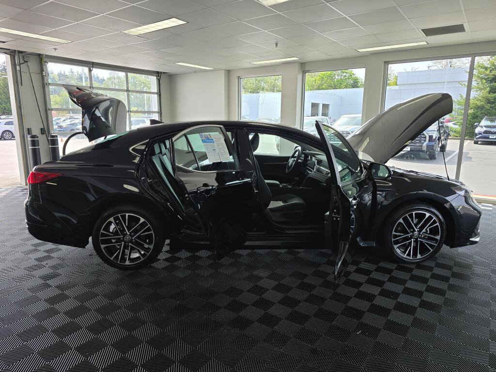 Used 2025 Toyota Camry XLE FWD image 18