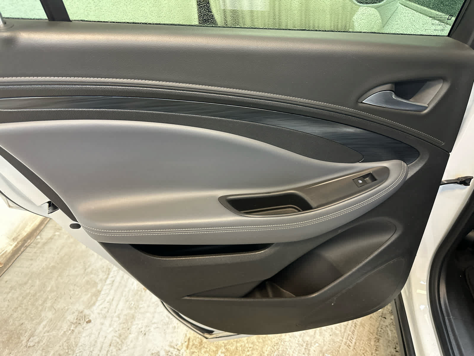 Used 2020 Buick Envision Essence FWD image 28