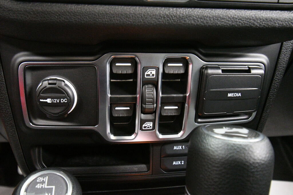 Used 2025 Jeep Wrangler Sport S image 16