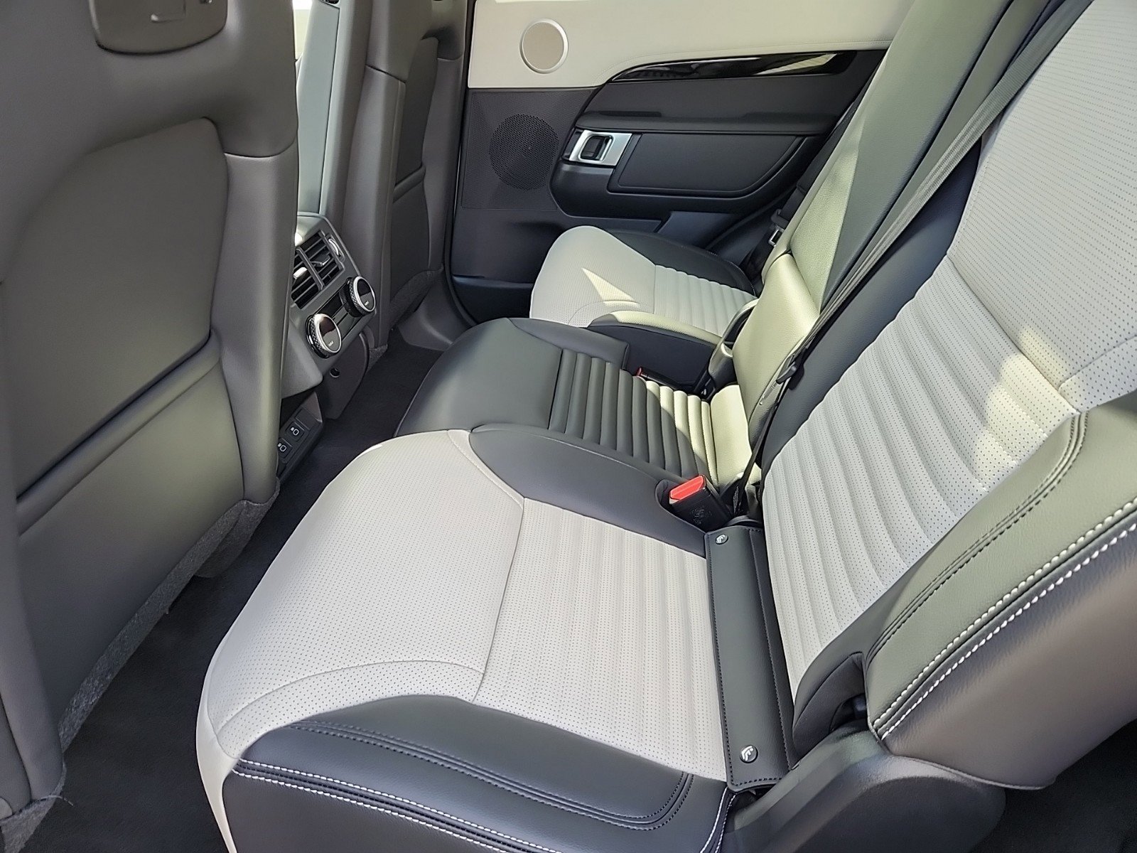 Certified 2025 Land Rover Discovery S image 5