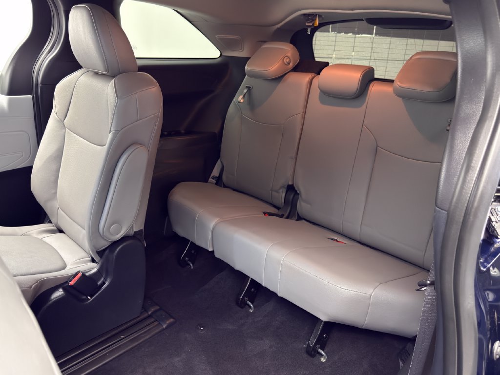 Used 2025 Toyota Sienna XLE w/ XLE Plus Package FWD image 35