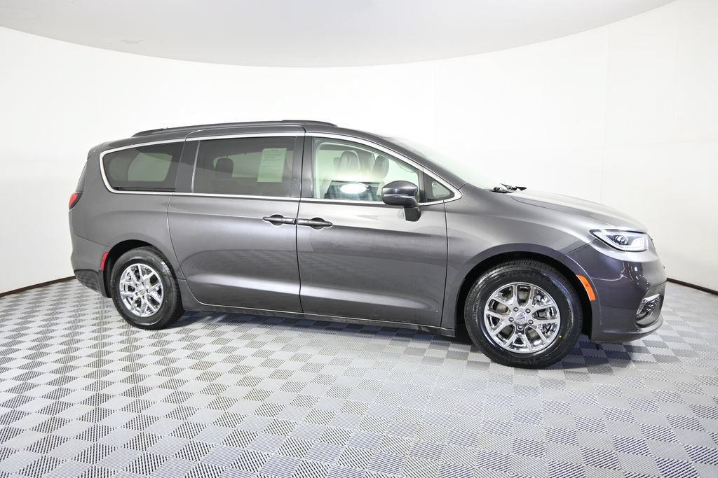 Used 2022 Chrysler Pacifica Touring-L FWD image 8