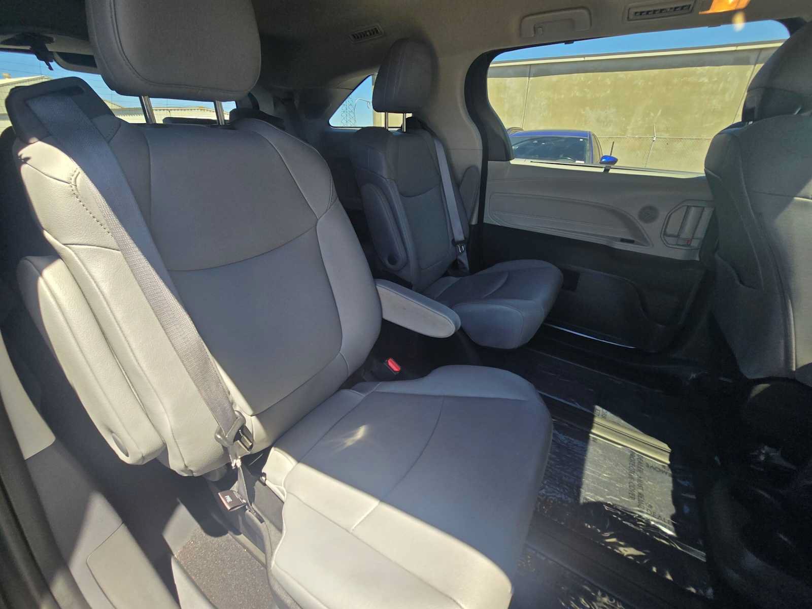 Used 2023 Toyota Sienna XLE w/ XLE Plus Package FWD image 12