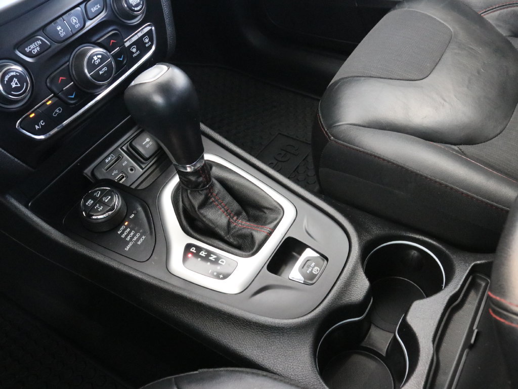 Used 2018 Jeep Cherokee Trailhawk AWD/4WD image 17