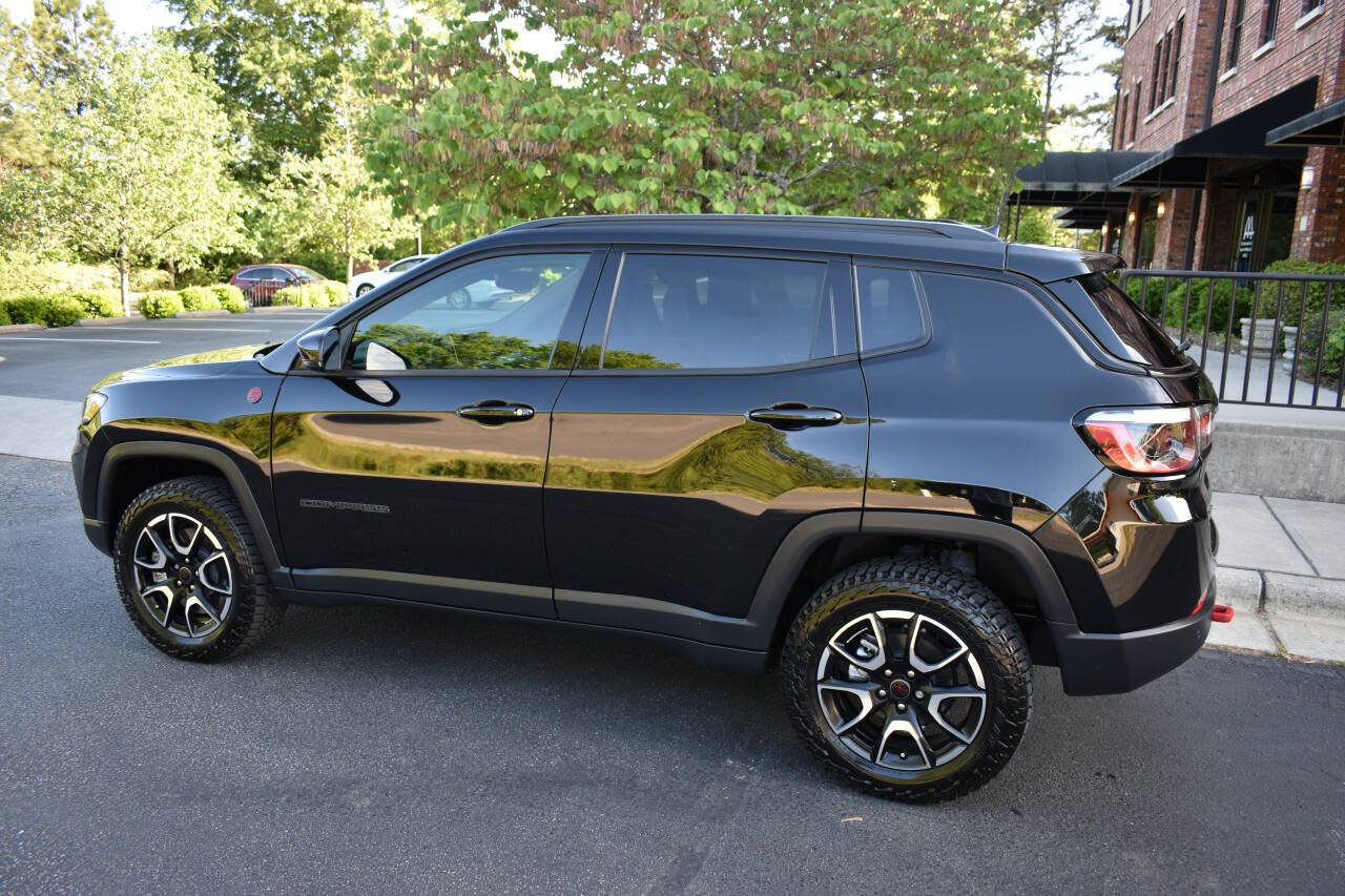 Used 2025 Jeep Compass Trailhawk w/ Sun & Sound Group AWD/4WD image 45