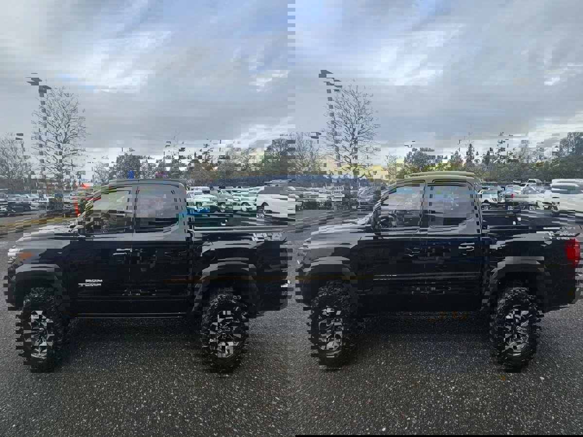 Used 2019 Toyota Tacoma TRD Off-Road image 3