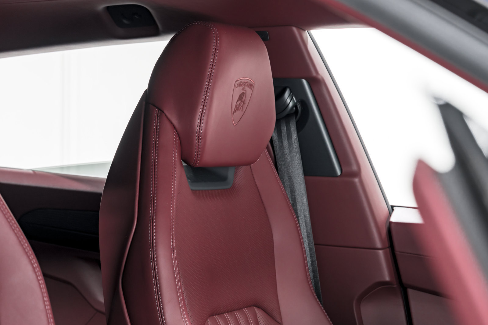 Used 2025 Lamborghini Urus SE AWD/4WD image 39