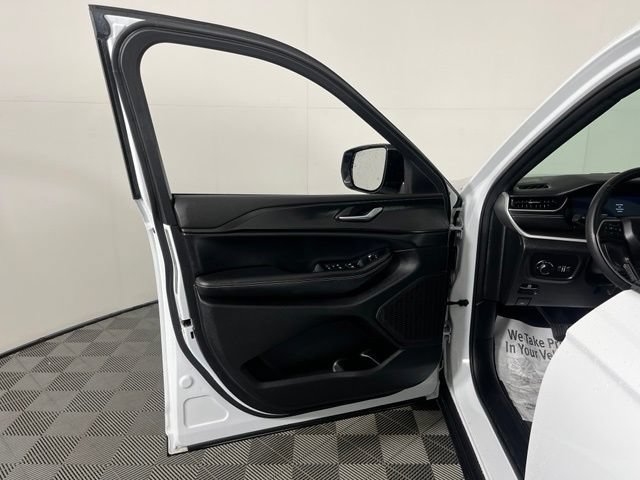 Used 2023 Jeep Grand Cherokee L Laredo AWD/4WD image 15