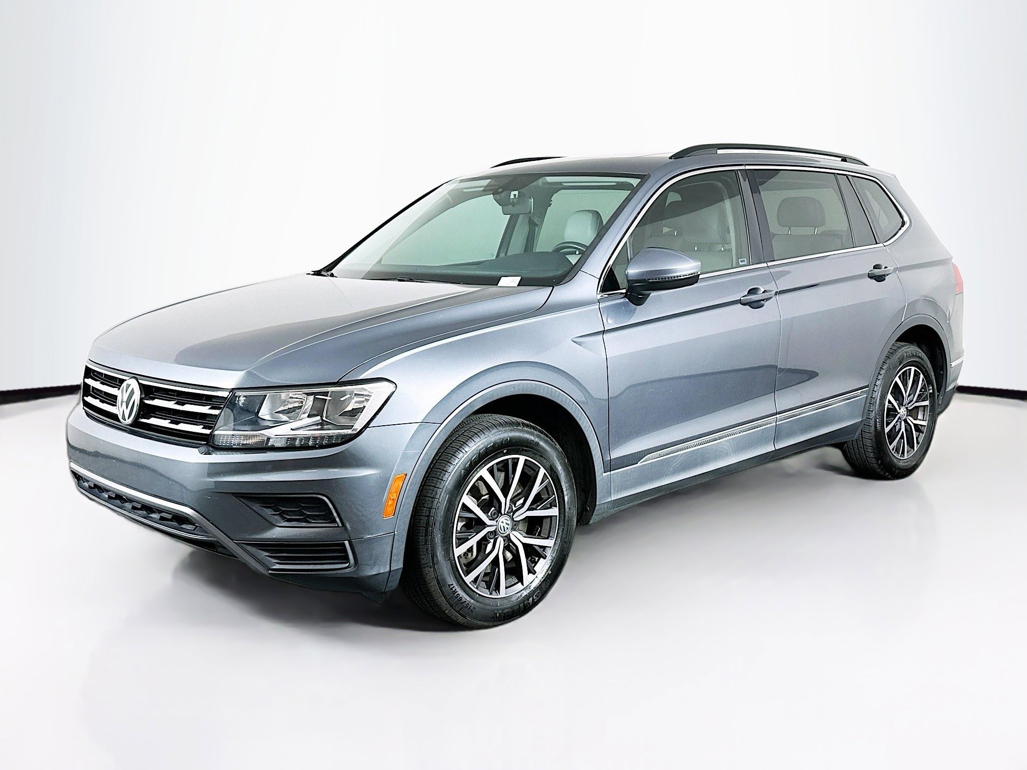 Used 2020 Volkswagen Tiguan SE w/ Panoramic Sunroof Package FWD image 3