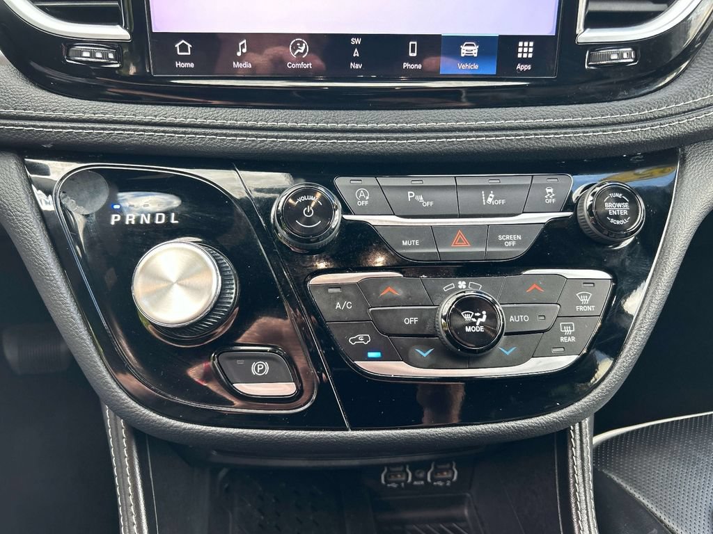 Used 2025 Chrysler Pacifica Limited FWD image 27
