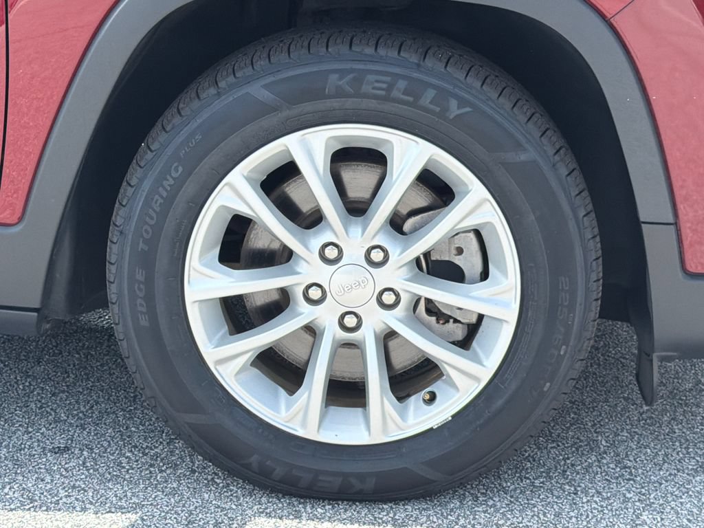 Used 2021 Jeep Cherokee Latitude FWD image 12
