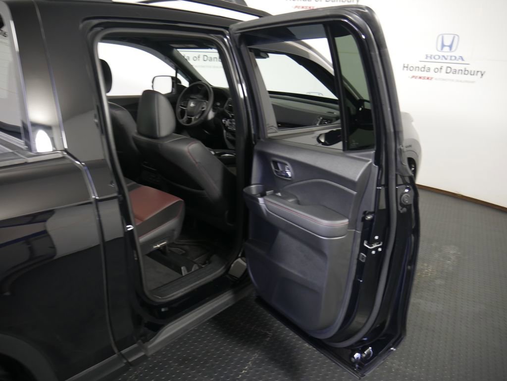Certified 2025 Honda Ridgeline Black Edition image 9