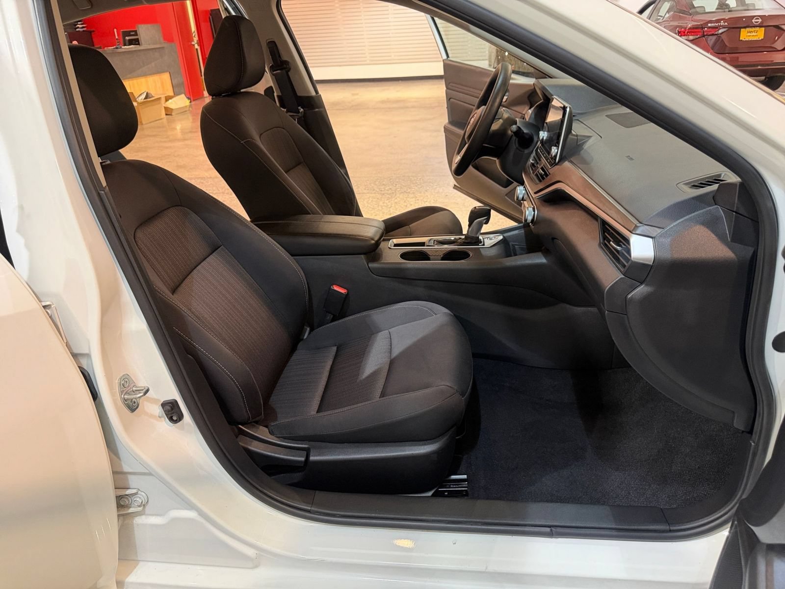 Used 2025 Nissan Altima 2.5 SV FWD image 34