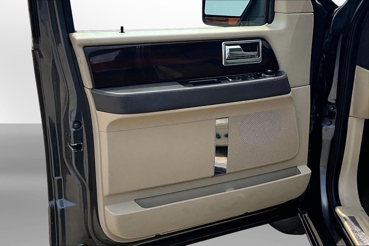 Used 2015 Lincoln Navigator 4WD w/ Equipment Group 101A Reserve image 26