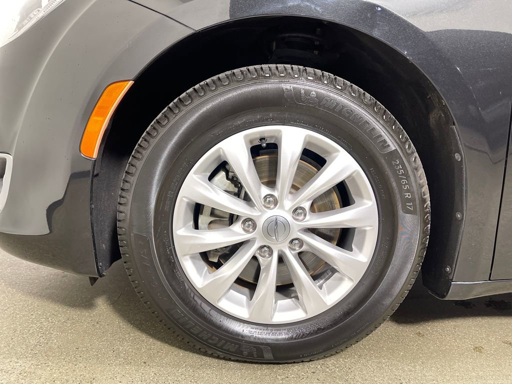 Used 2019 Chrysler Pacifica Touring Plus image 11