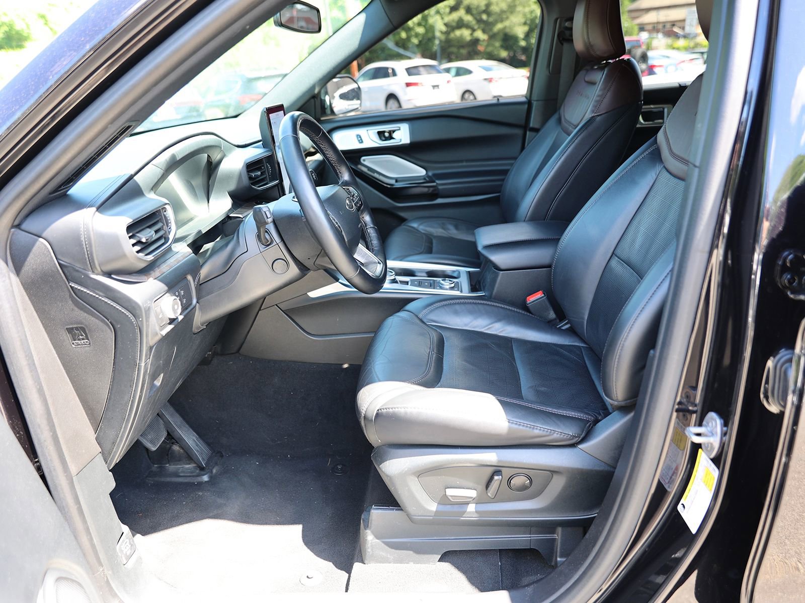 Used 2022 Ford Explorer Platinum w/ Equipment Group 601A AWD/4WD image 19