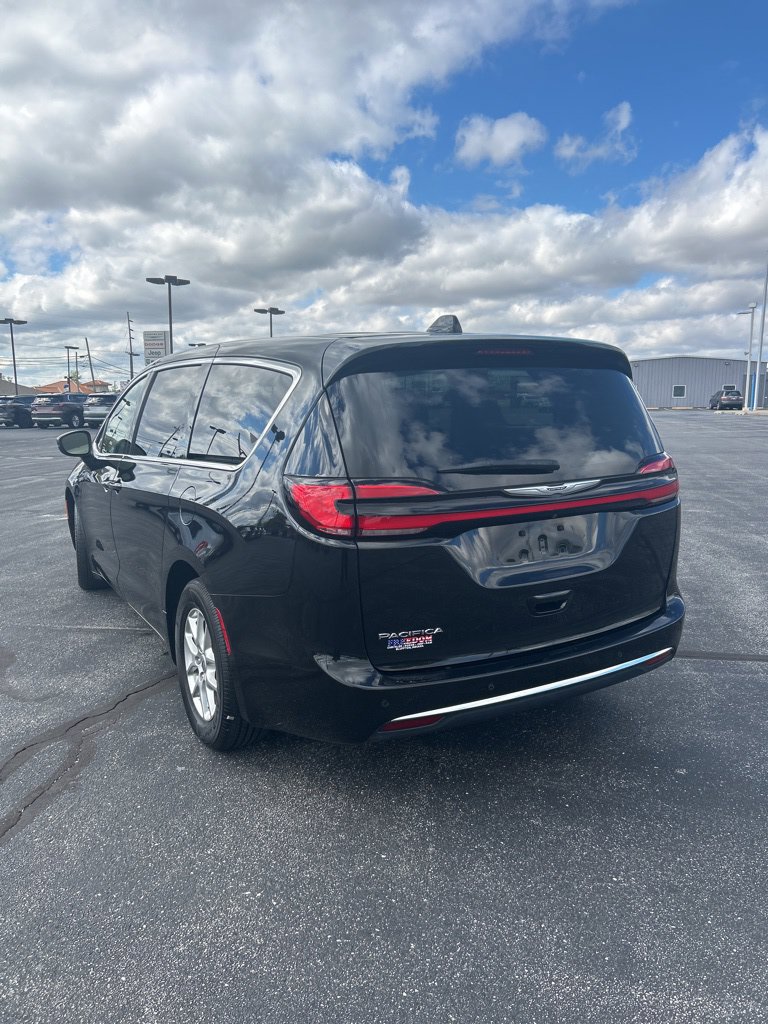 Used 2023 Chrysler Pacifica Touring-L FWD image 10