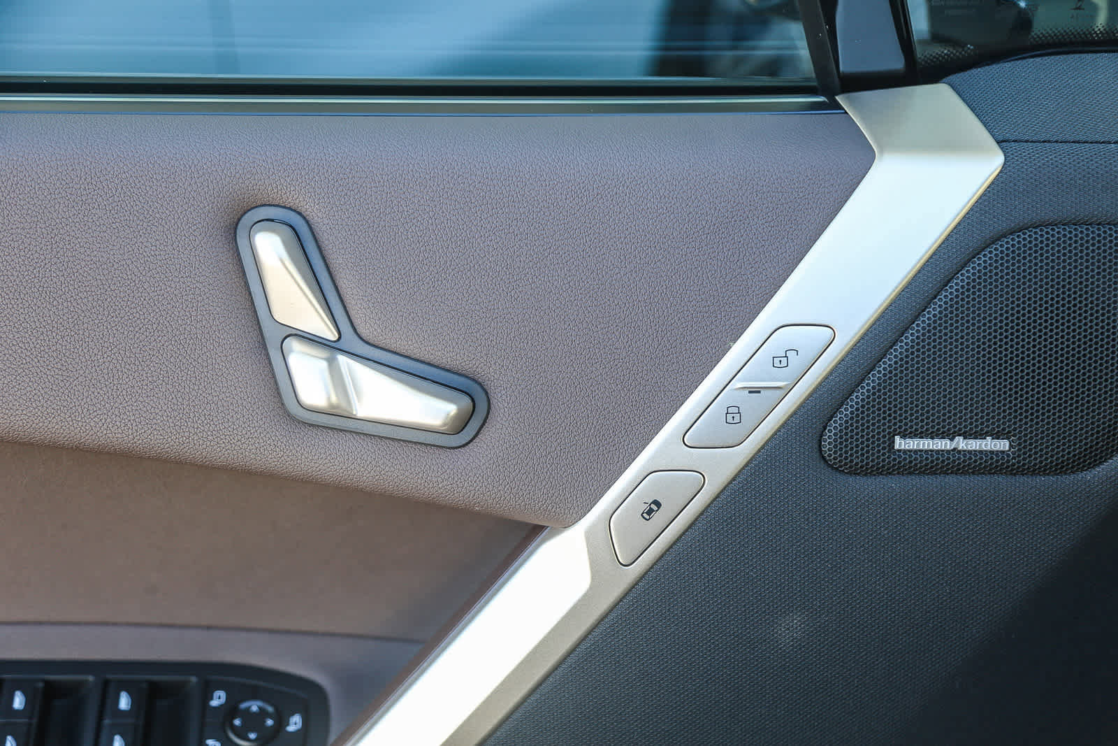 Used 2025 BMW iX xDrive50 w/ Sport Package image 18