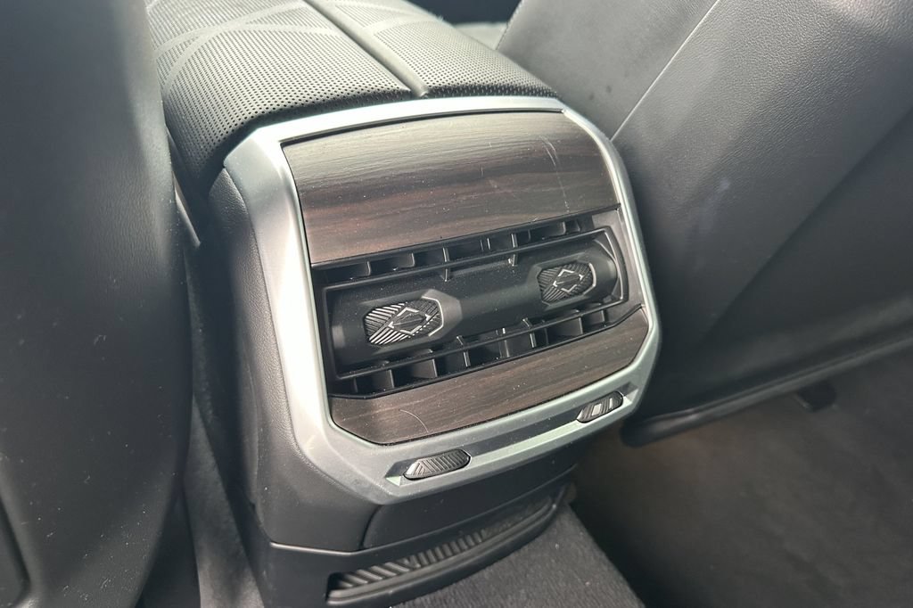 Used 2023 BMW i7 xDrive60 AWD/4WD image 13