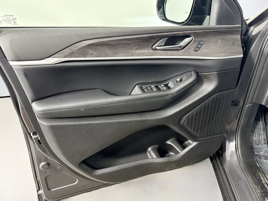 New 2025 Jeep Grand Cherokee Limited w/ Black Appearance Package image 15