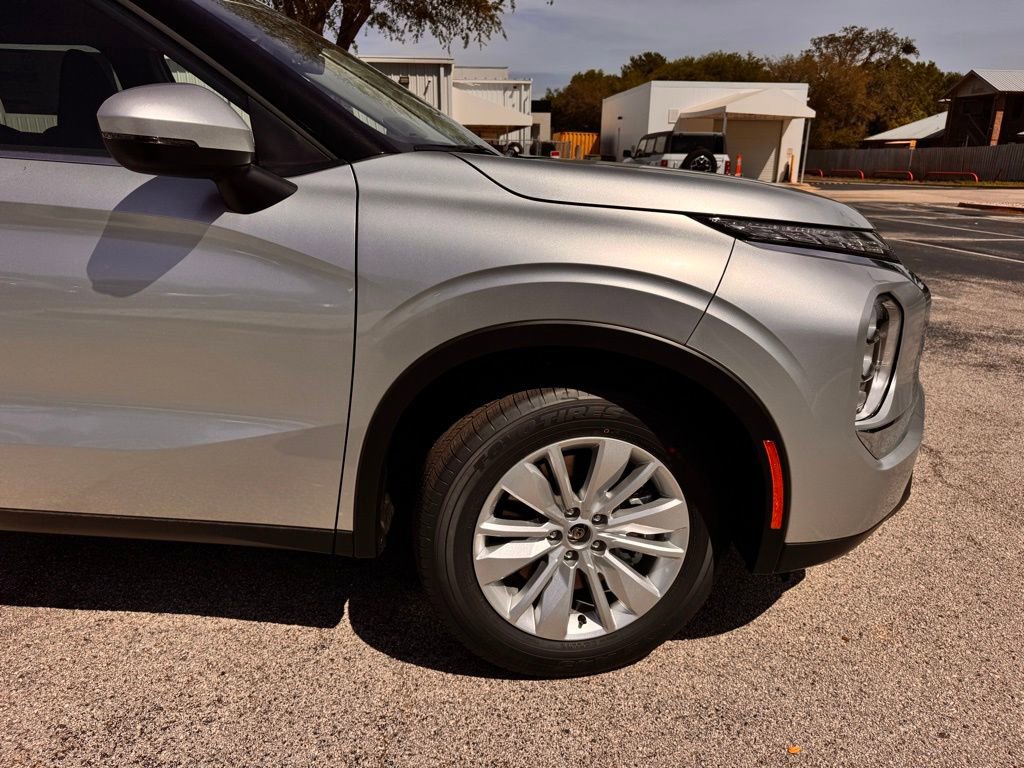 New 2026 Mitsubishi Outlander ES image 12
