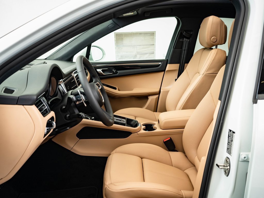 Certified 2025 Porsche Macan image 5