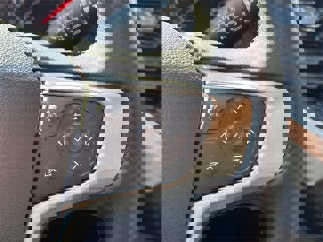 Used 2023 GMC Acadia SLT image 30