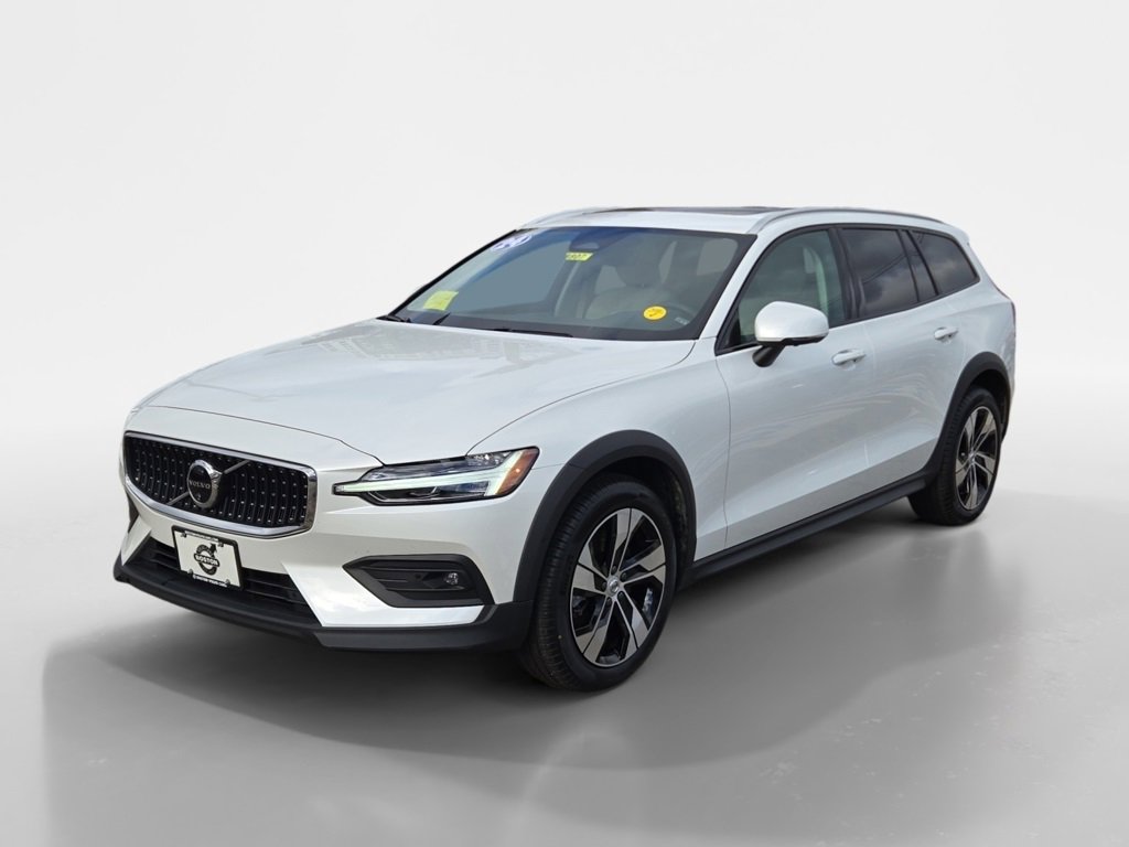 Certified 2024 Volvo V60 B5 Cross Country Plus image 3