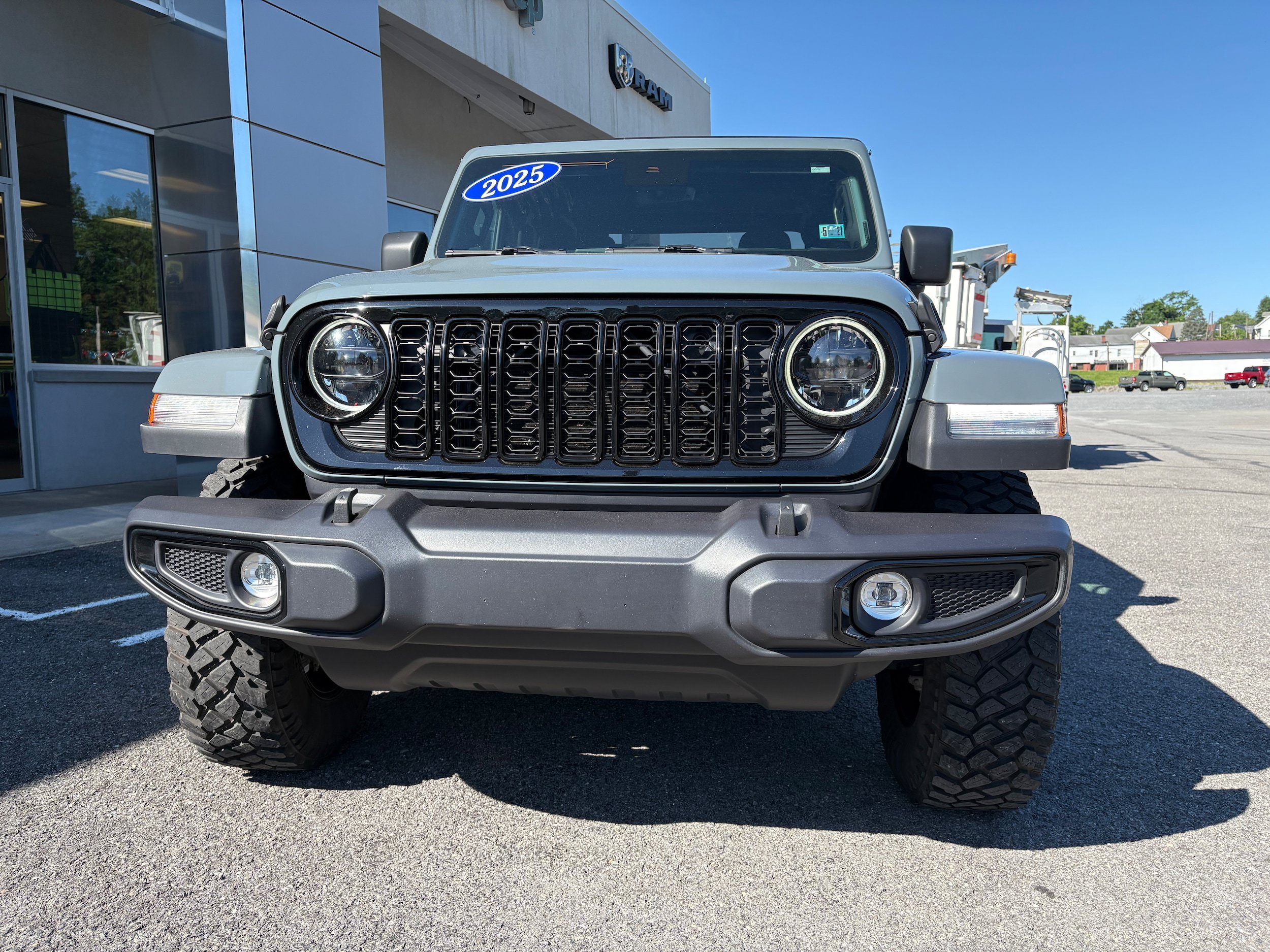 Certified 2025 Jeep Gladiator Sport AWD/4WD image 4