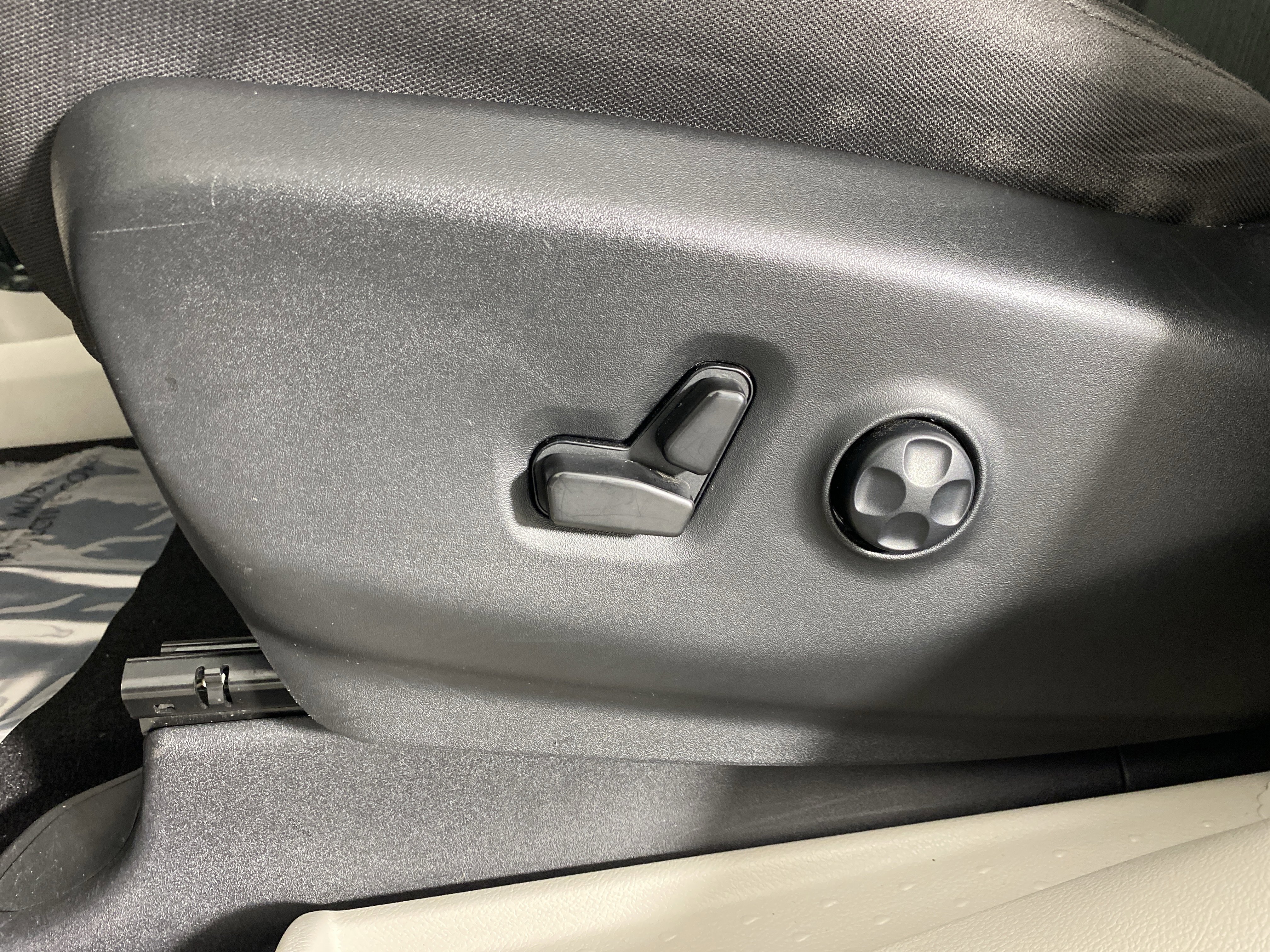 Used 2023 Chrysler Voyager LX image 18